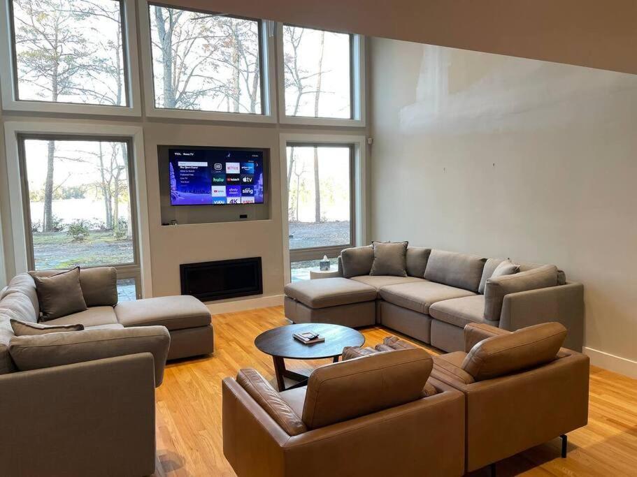 Вилла Luxury Modern Waterfront Retreat Montross Экстерьер фото